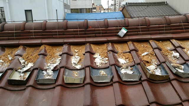 撤去中の既存漆喰